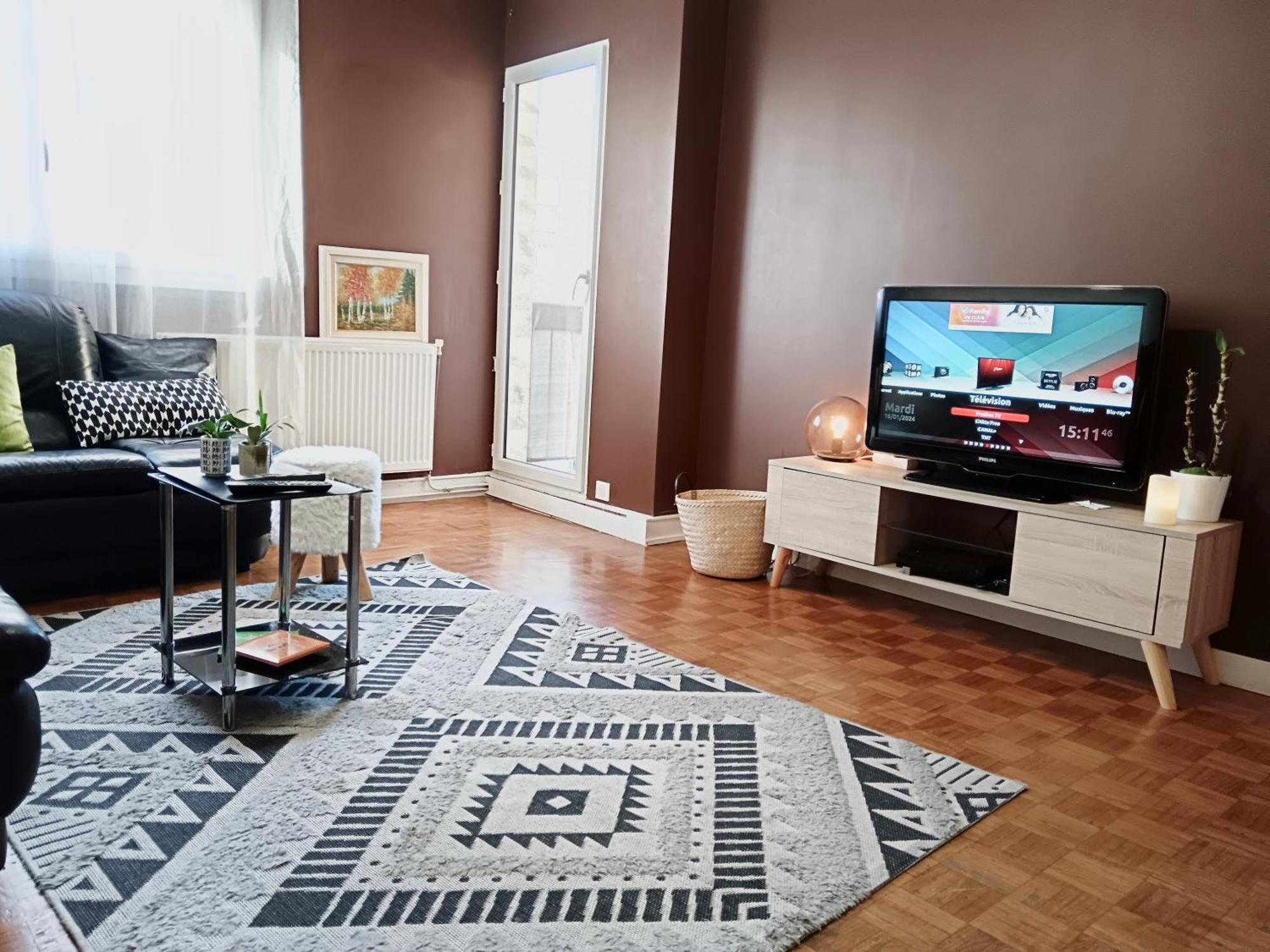 Apartment Grand Paris, Private Parking, Balcony And Metro, 24 Self Checking Bondy